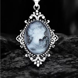 Cameo head necklace